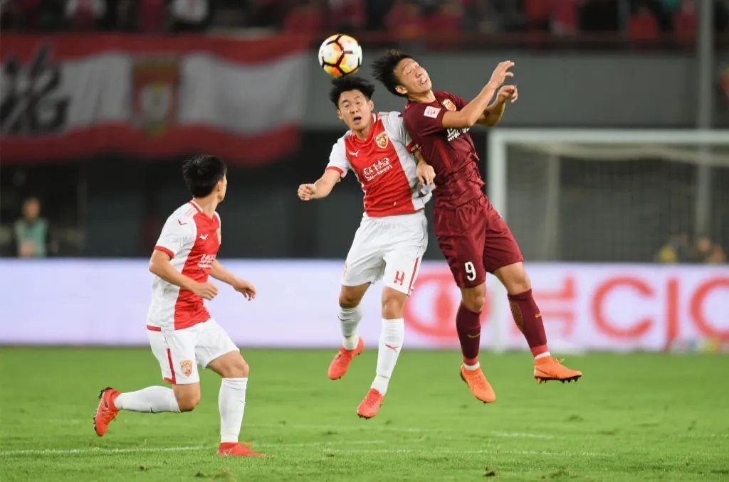 两队球员在绿茵场上激烈争抢